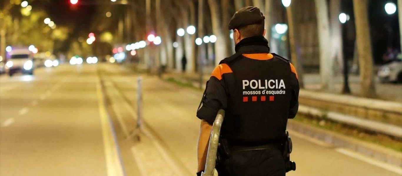 Ισπανία: Αστυνομικός γονάτισε στο λαιμό 14χρονου που δεν φορούσε μάσκα και αρνήθηκε να δώσει τα στοιχεία του (βίντεο)